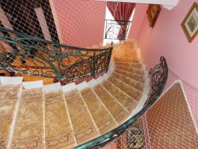 05-lestnici-065-f6303b8580803b0afb095355bbb01252 Дизайнерские ковры в интерьере лестниц -  Carpet Exclusive