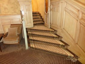 kovri-na-lestnicy-002-с-0633a312854608cb0ad5d361a61c95ec Дизайнерские ковры в интерьере лестниц -  Carpet Exclusive